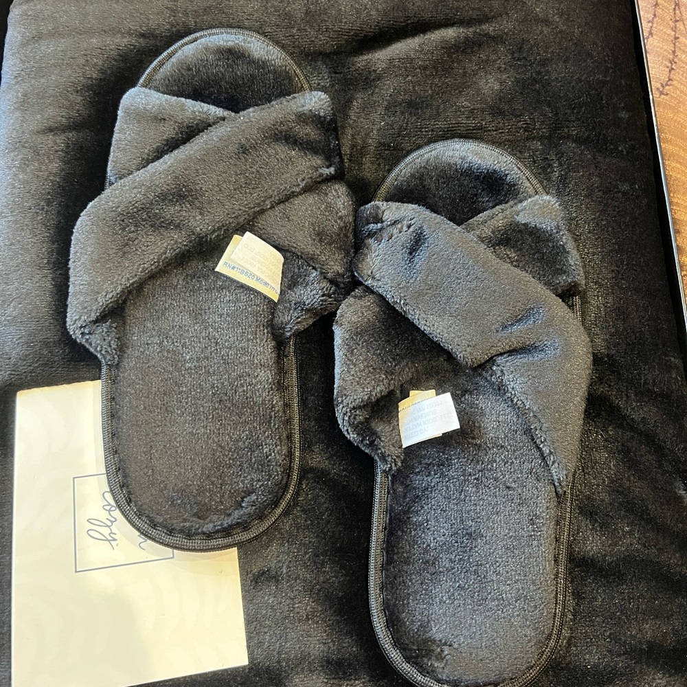 NWT soft throw with slippers, black.